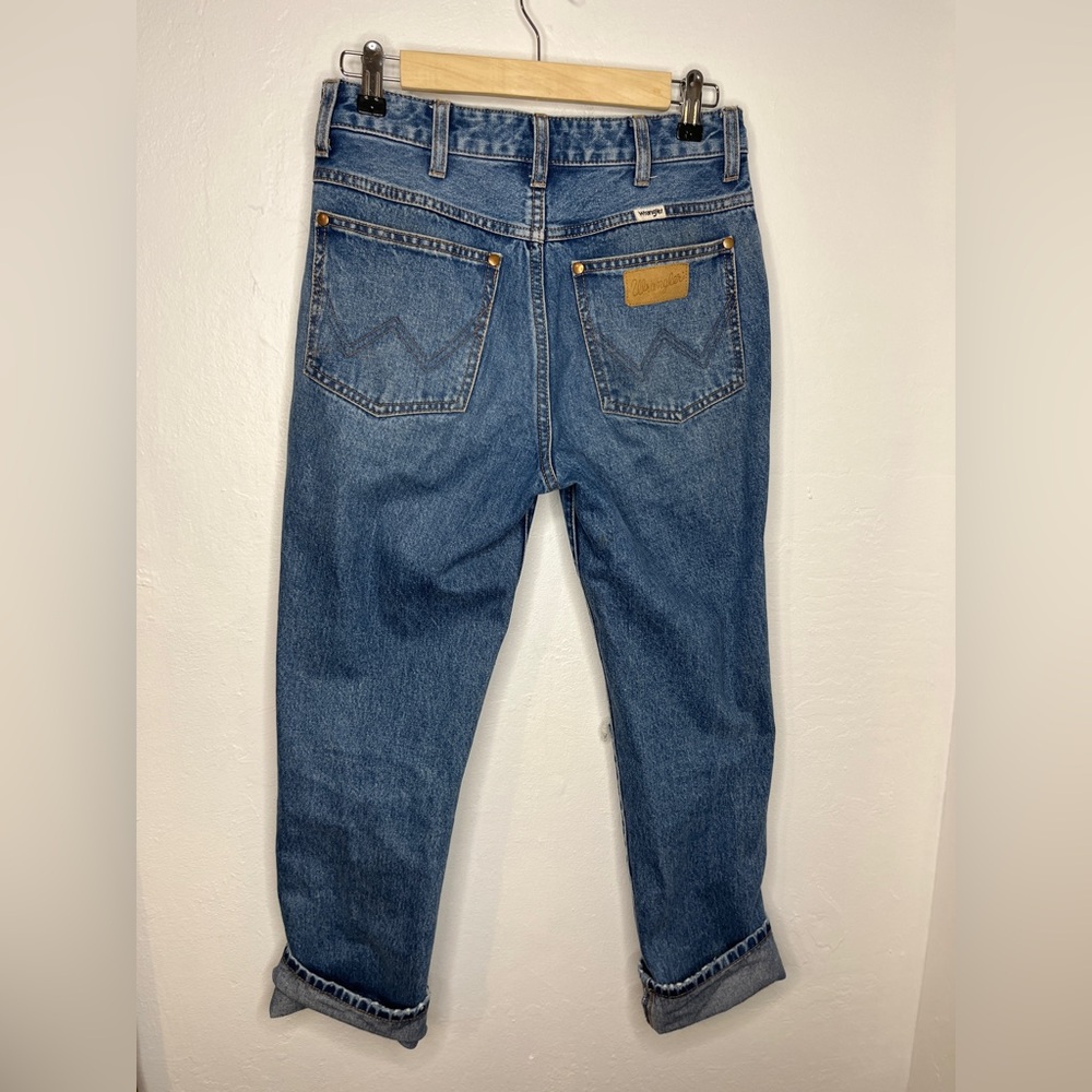 Flattering cropped Wranglers in classic blue shade (size xs)